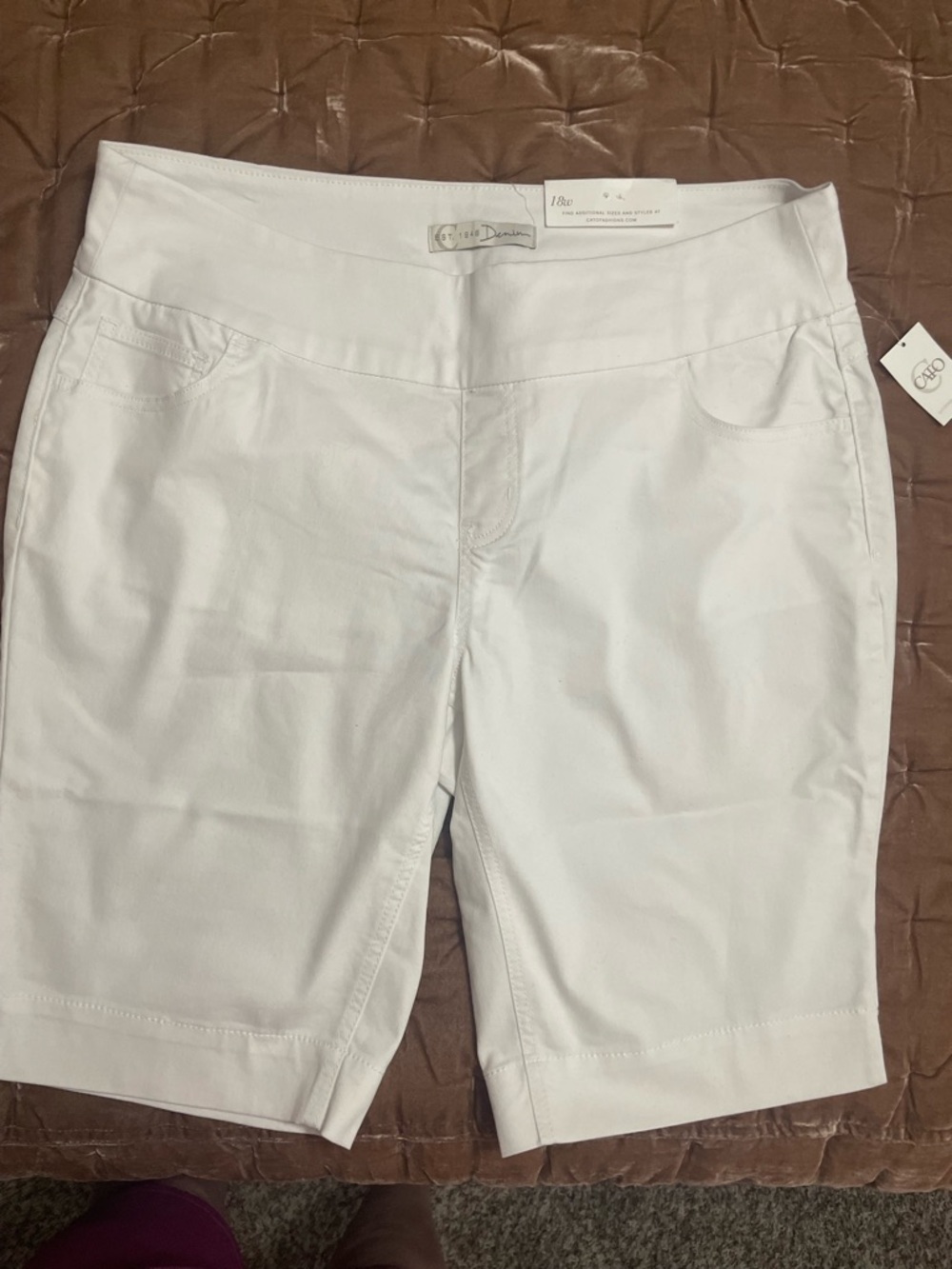 Cathy Daniels White Bermuda Shorts - Classic Mid-Rise Stretch